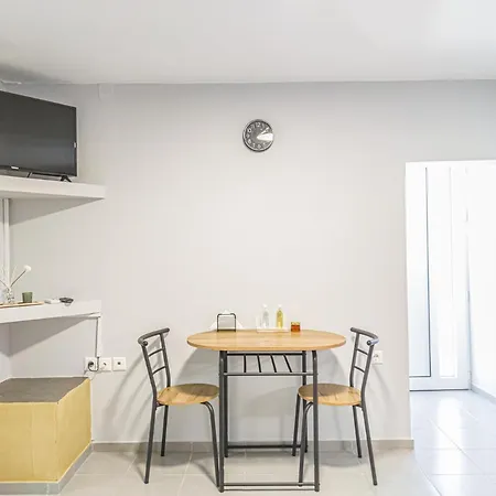 아파트 Comfy With Small Private Pool, Fiber Internet And Private Parking