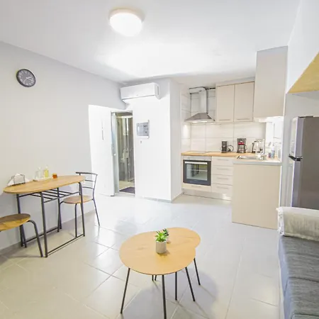 아파트 Comfy With Small Private Pool, Fiber Internet And Private Parking 하니아