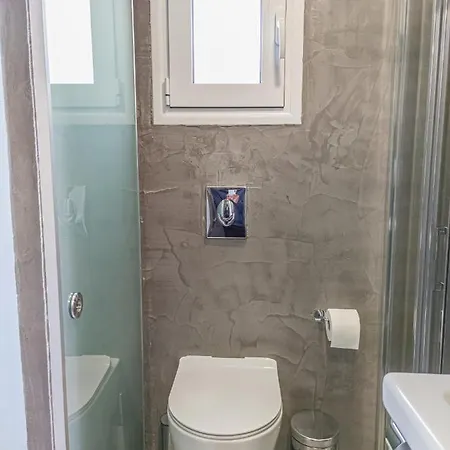 아파트 Comfy With Small Private Pool, Fiber Internet And Private Parking