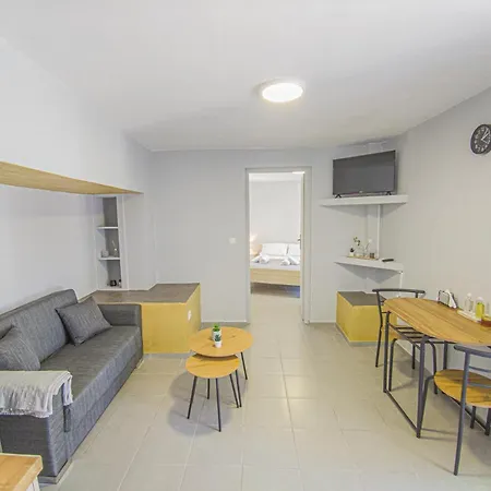 아파트 Comfy With Small Private Pool, Fiber Internet And Private Parking 하니아
