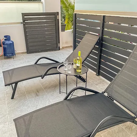 아파트 Comfy With Small Private Pool, Fiber Internet And Private Parking 하니아